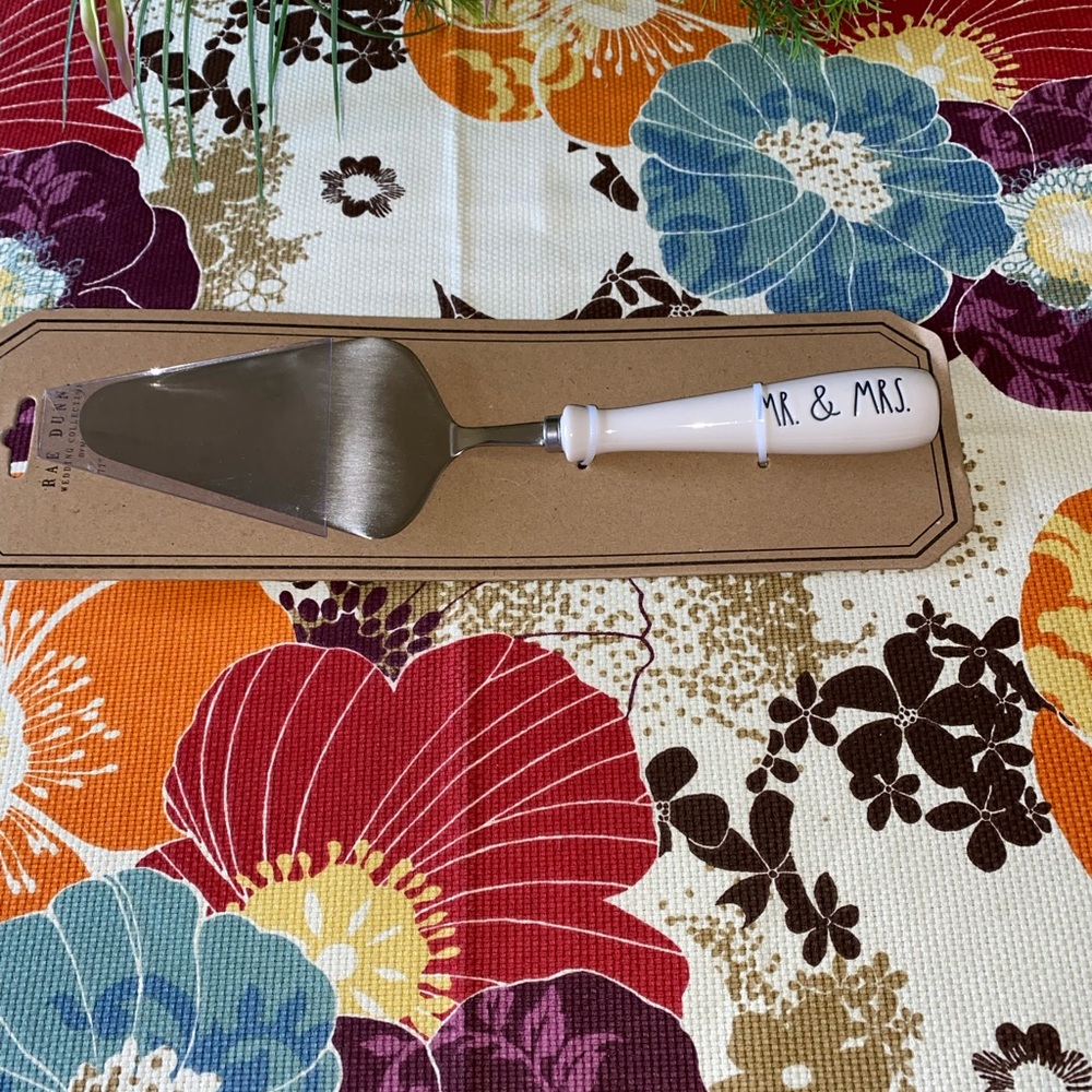 Rae Dunn Mr&Mrs Cake slicer